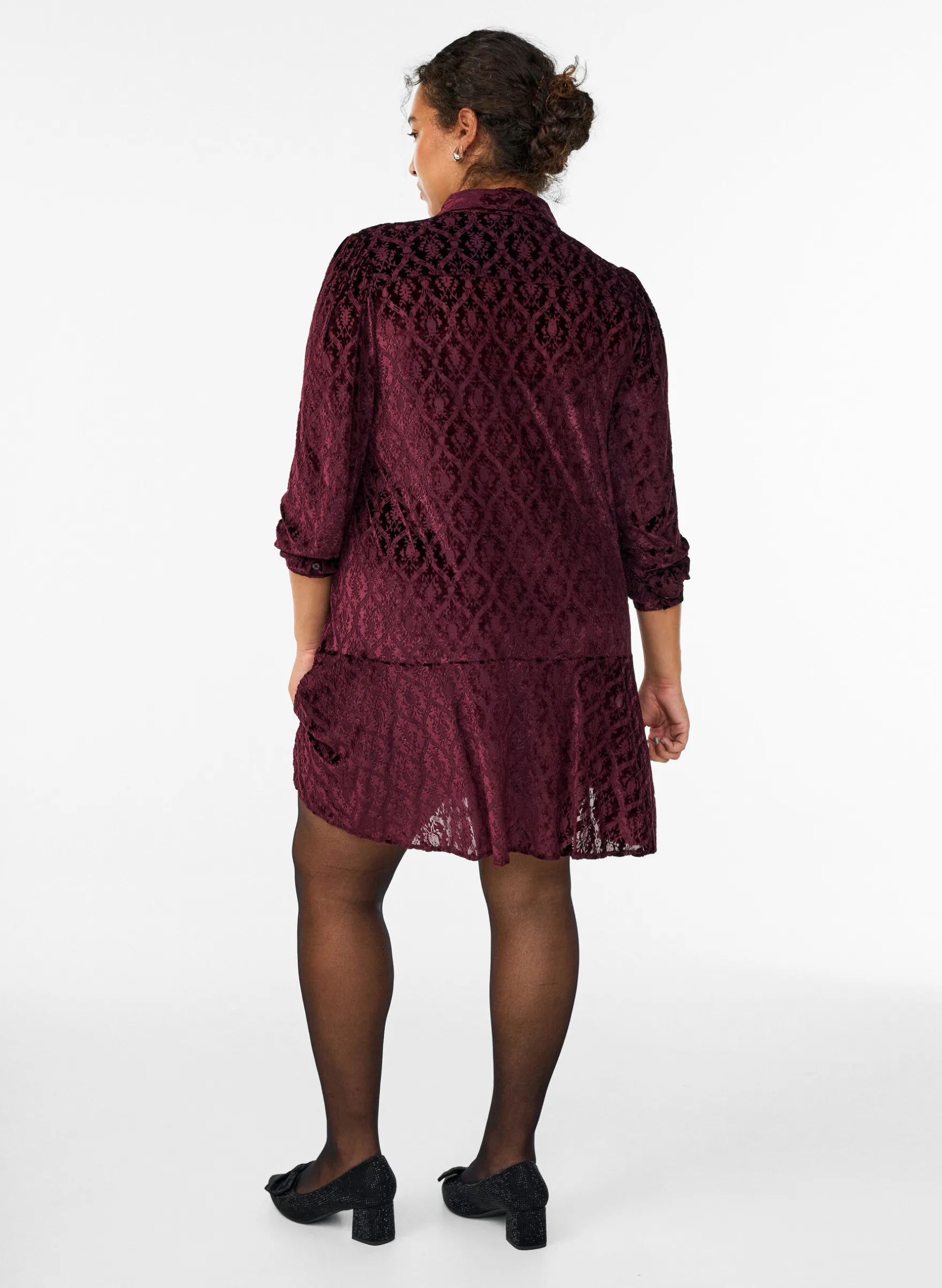 Kurzes Kleid mit Veloursmuster