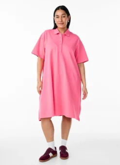 Kurzes Polokleid im A-Linien-Schnitt