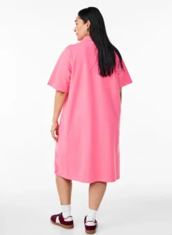 Kurzes Polokleid im A-Linien-Schnitt
