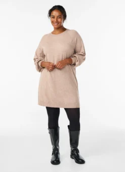 Kurzes Strickkleid mit Raglanärmeln
