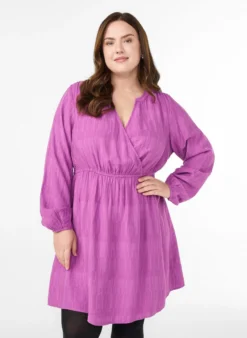 Kurzes strukturiertes Kleid in Wickeloptik