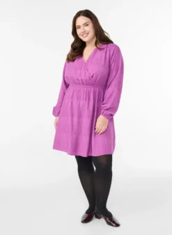 Kurzes strukturiertes Kleid in Wickeloptik