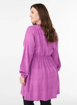 Kurzes strukturiertes Kleid in Wickeloptik