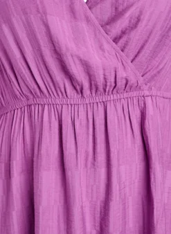 Kurzes strukturiertes Kleid in Wickeloptik
