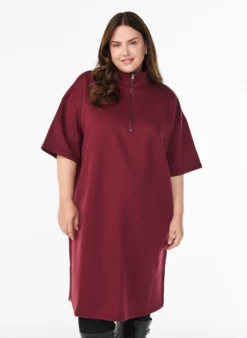 Kurzes Sweatshirtkleid mit hohem Kragen und Reißverschluss