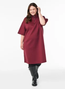 Kurzes Sweatshirtkleid mit hohem Kragen und Reißverschluss