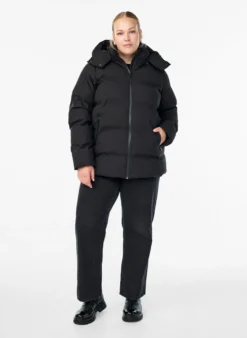 Kurze Steppjacke mit abnehmbarer Kapuze