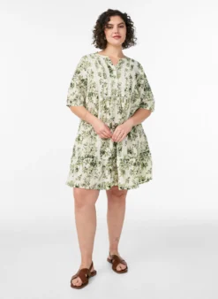 Kurzes Viskosekleid mit Spitzenbesatz und A-Linien-Schnitt