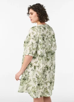 Kurzes Viskosekleid mit Spitzenbesatz und A-Linien-Schnitt