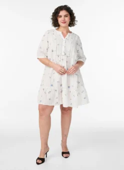 Kurzes Viskosekleid mit Spitzenbesatz und A-Linien-Schnitt