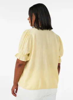 Kurzärmelige Bluse aus einer Viskosemischung mit Struktur und Rüschenärmeln