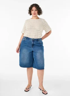 Kurzärmelige Bluse mit Lochstickerei