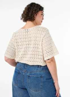 Kurzärmelige Bluse mit Lochstickerei