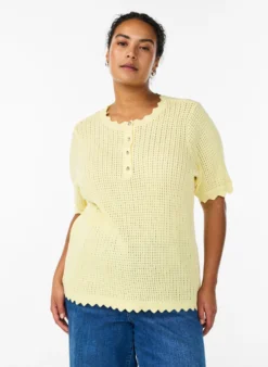 Kurzärmelige Strickbluse mit Lochmuster und Wellenkanten