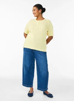 Kurzärmelige Strickbluse mit Lochmuster und Wellenkanten