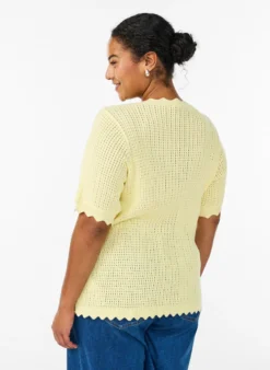 Kurzärmelige Strickbluse mit Lochmuster und Wellenkanten