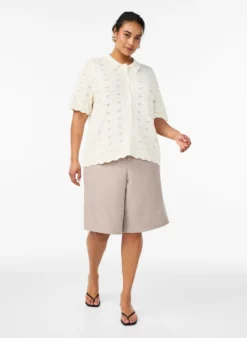 Kurzärmelige Strickjacke mit Polokragen und Lochstickerei