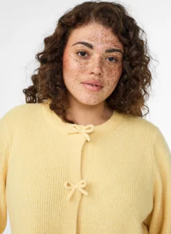 Kurzärmelige Strickjacke mit Schleifen