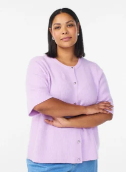 Kurzärmelige Strickjacke mit glänzenden Kugelknöpfen