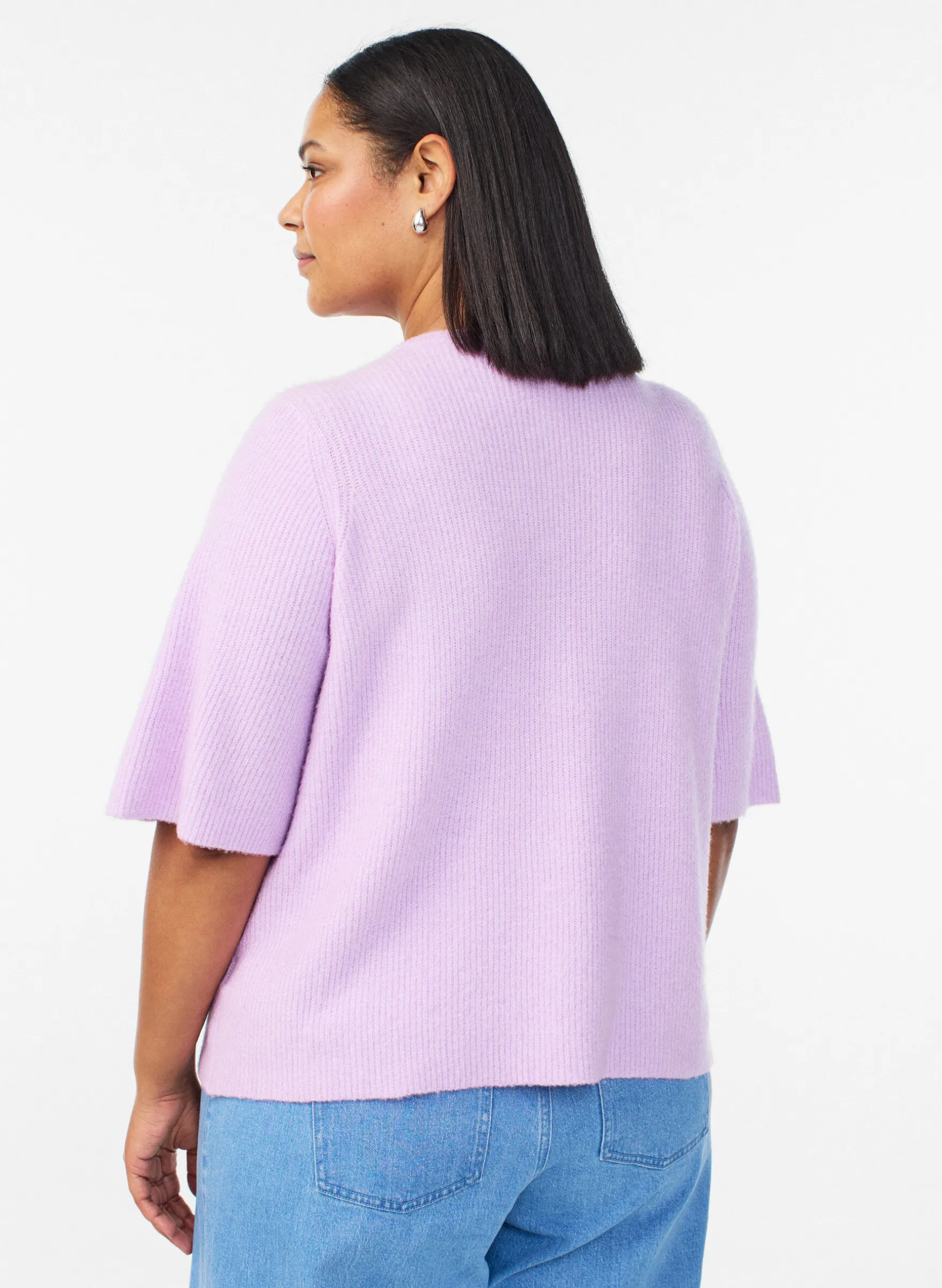 Kurzärmelige Strickjacke mit glänzenden Kugelknöpfen