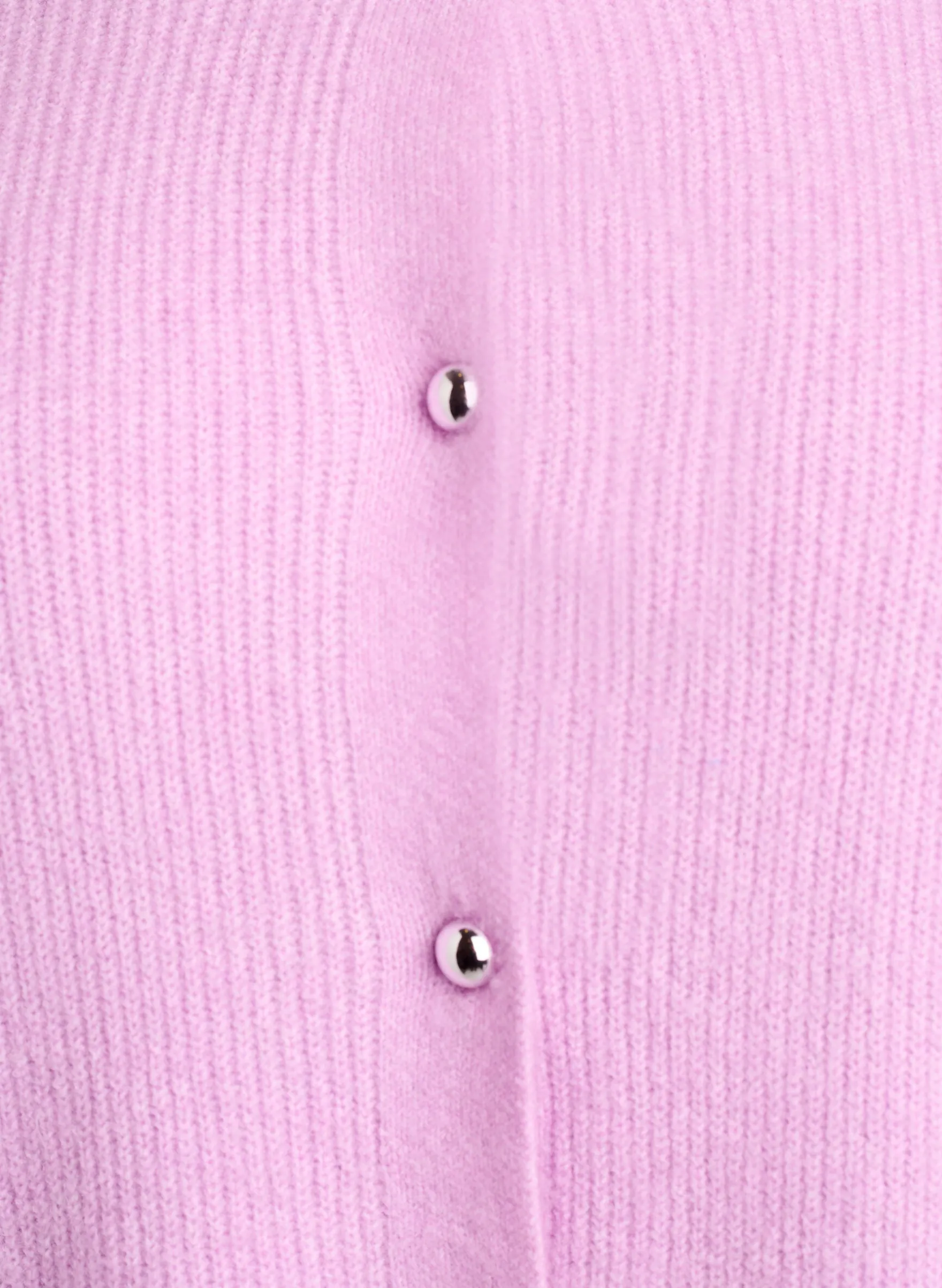 Kurzärmelige Strickjacke mit glänzenden Kugelknöpfen