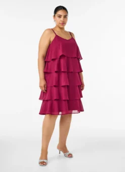 Lagenkleid mit Rüschen und Spaghettiträgern