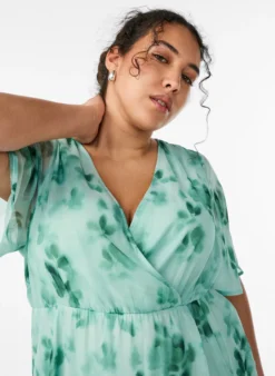 Langes Chiffonkleid mit geblümtem Print und kurzen Ärmeln