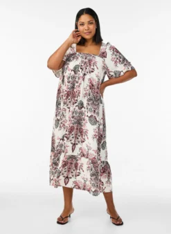 Langes Kleid mit eckigem Ausschnitt und floralen Mustern