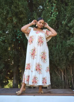Langes Kleid mit eckigem Ausschnitt und floralen Mustern