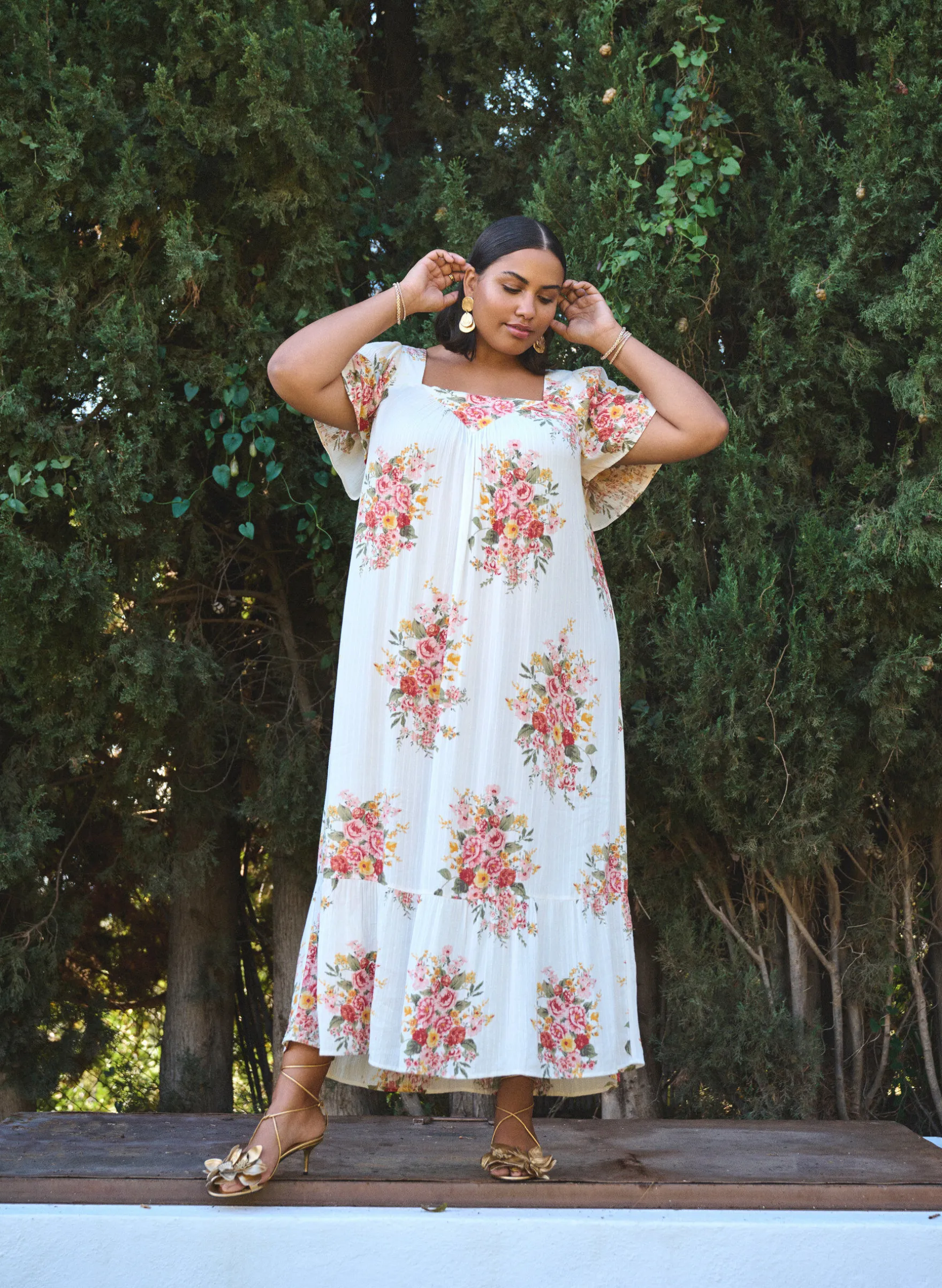 Langes Kleid mit eckigem Ausschnitt und floralen Mustern