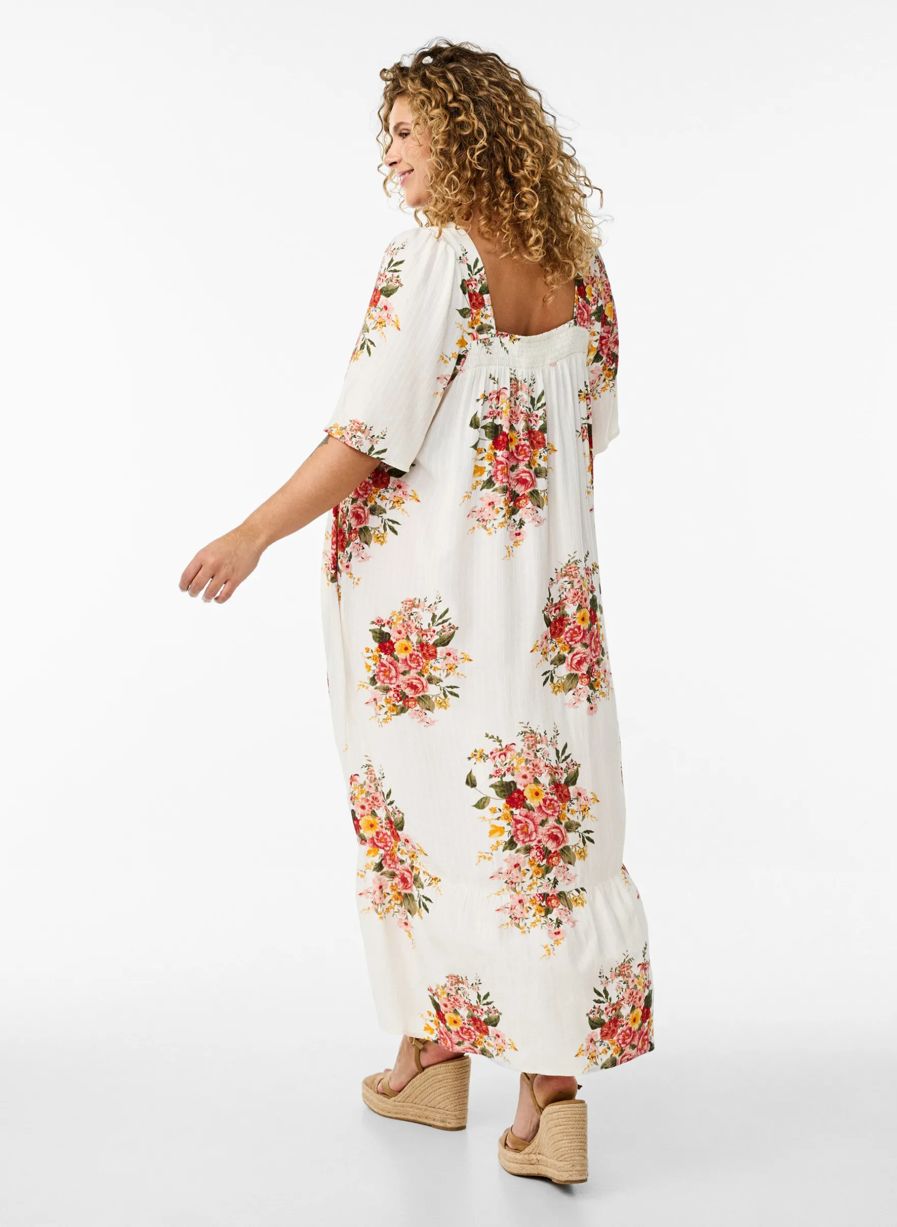Langes Kleid mit eckigem Ausschnitt und floralen Mustern