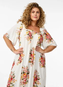 Langes Kleid mit eckigem Ausschnitt und floralen Mustern