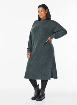 Langes Strickkleid mit hohem Kragen