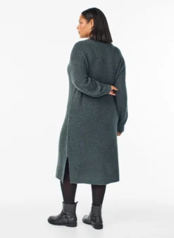Langes Strickkleid mit hohem Kragen