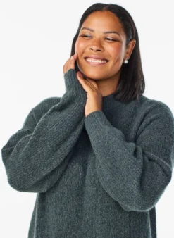 Langes Strickkleid mit hohem Kragen