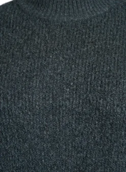Langes Strickkleid mit hohem Kragen