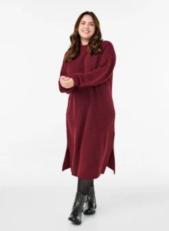 Langes Strickkleid mit hohem Kragen