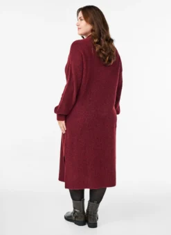 Langes Strickkleid mit hohem Kragen