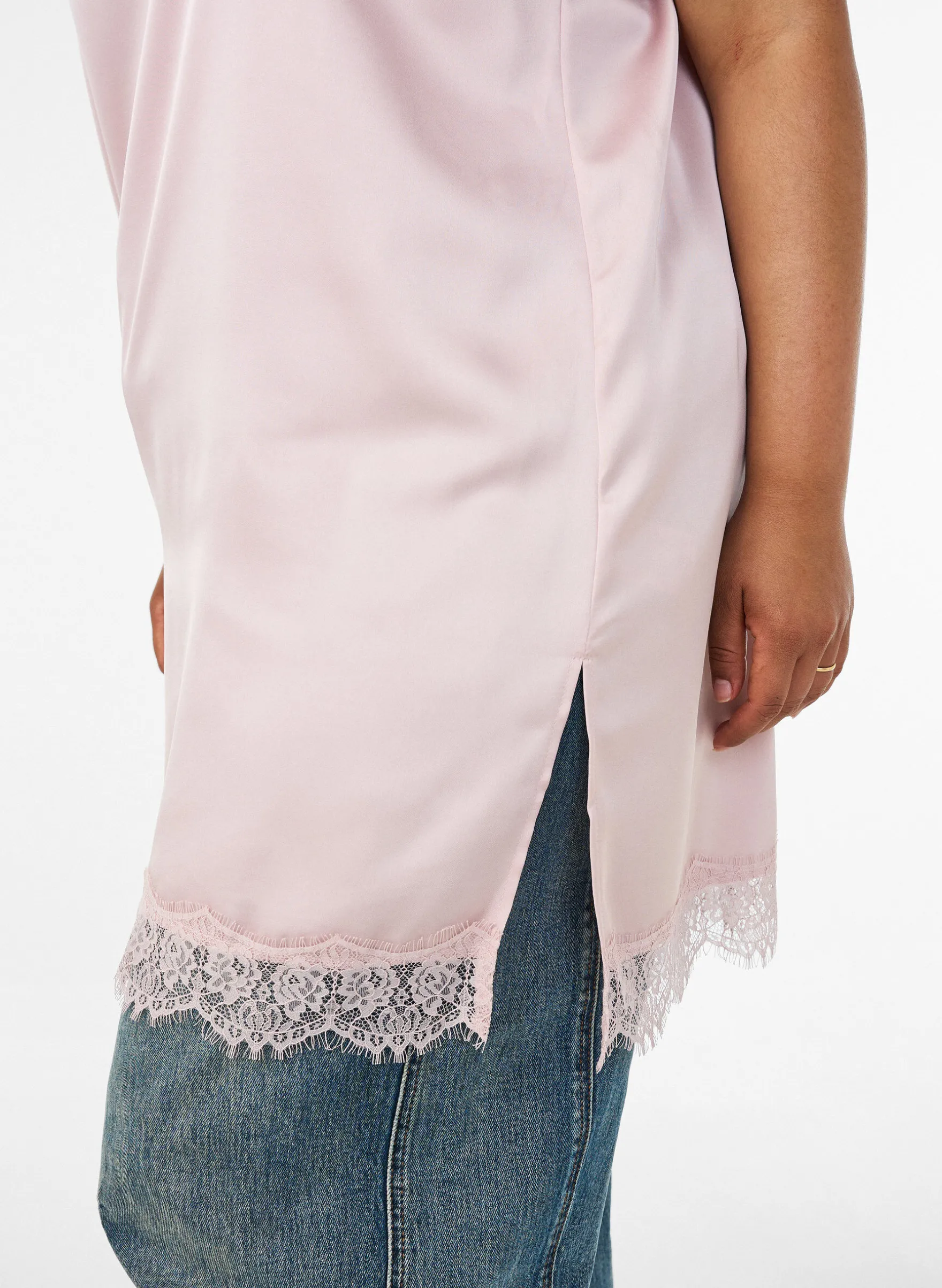 Langes Top aus Satin mit Spitzen