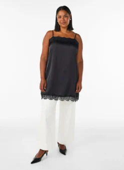 Langes Top aus Satin mit Spitzen