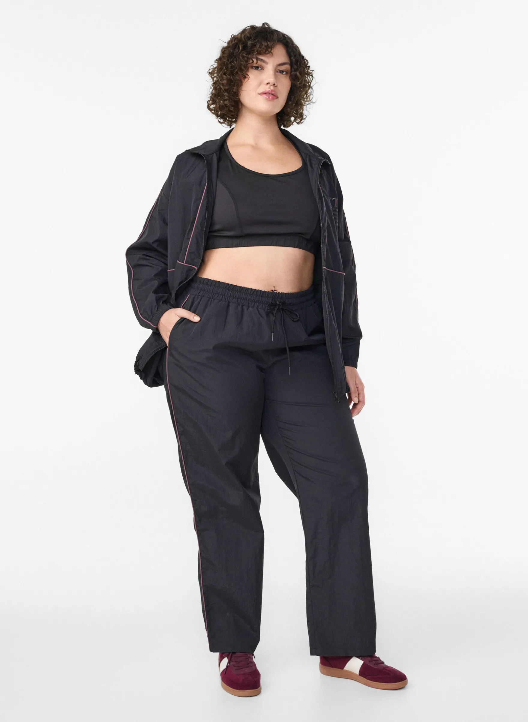 Leichte Hose mit Kontrastpaspeln und hoher Taille