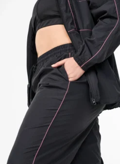 Leichte Hose mit Kontrastpaspeln und hoher Taille