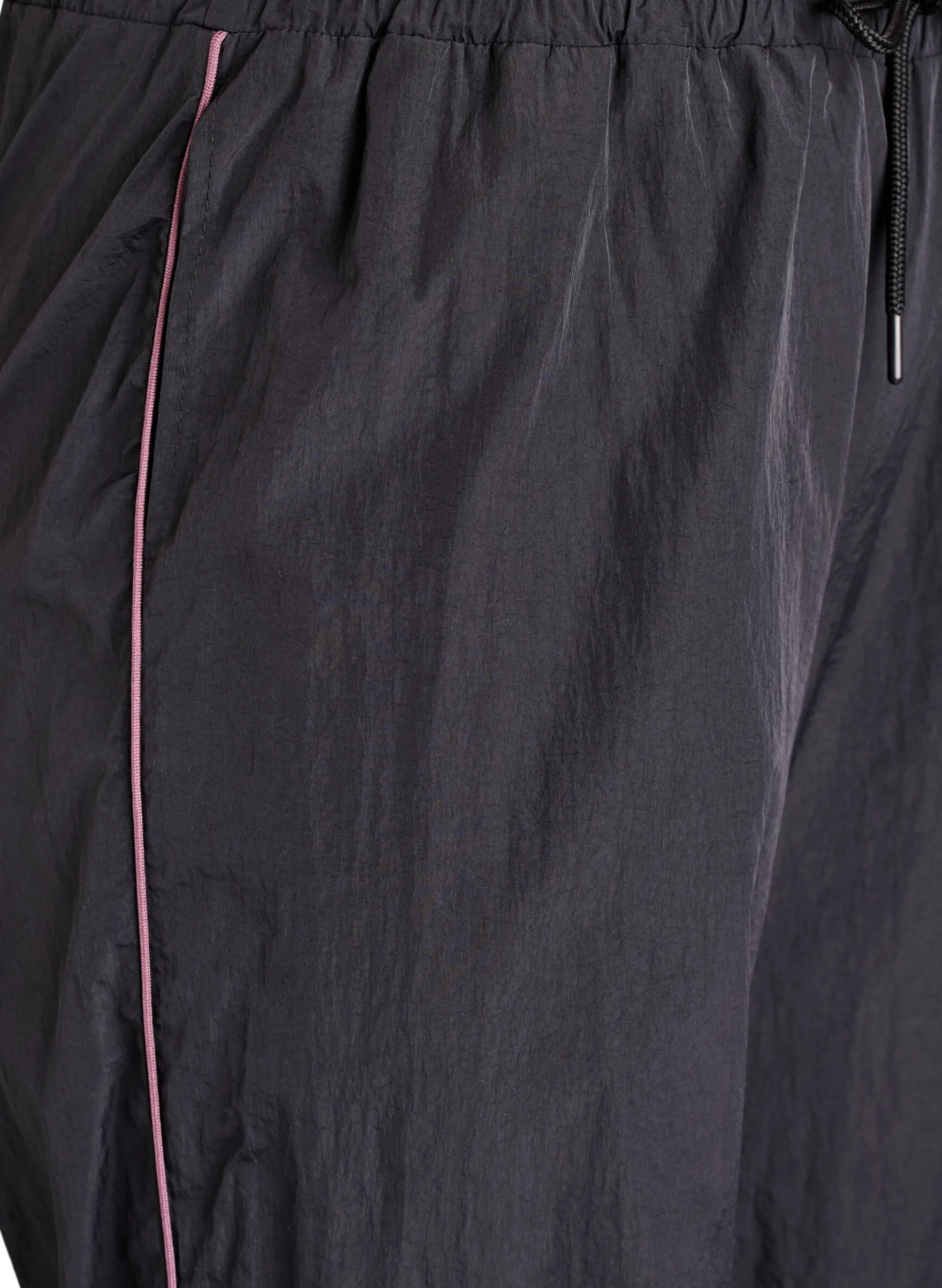 Leichte Hose mit Kontrastpaspeln und hoher Taille