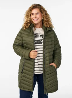 Leichte Jacke mit Taschen und abnehmbarer Kapuze