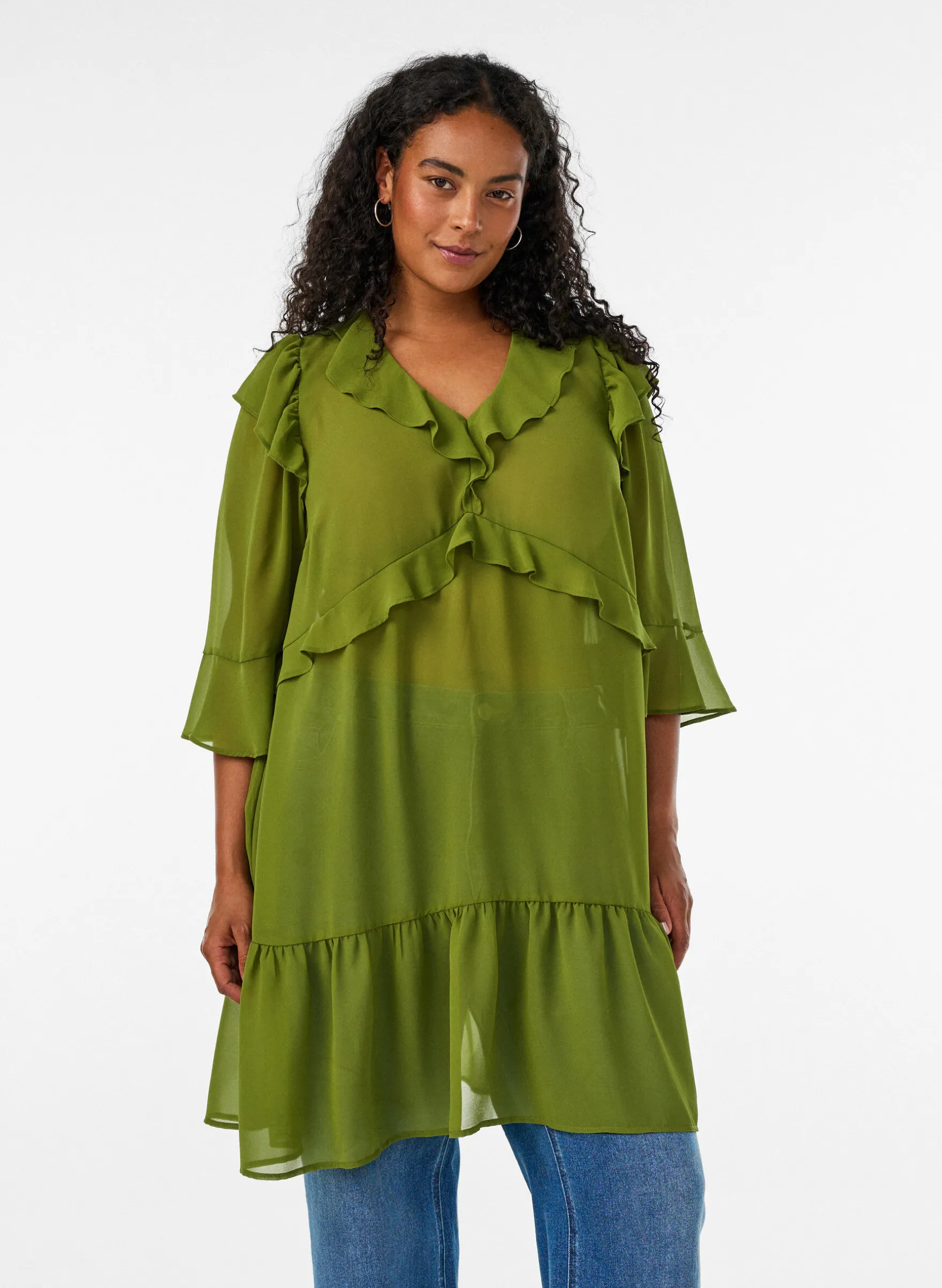 Leichtes Kleid mit Rüschen und V-Ausschnitt