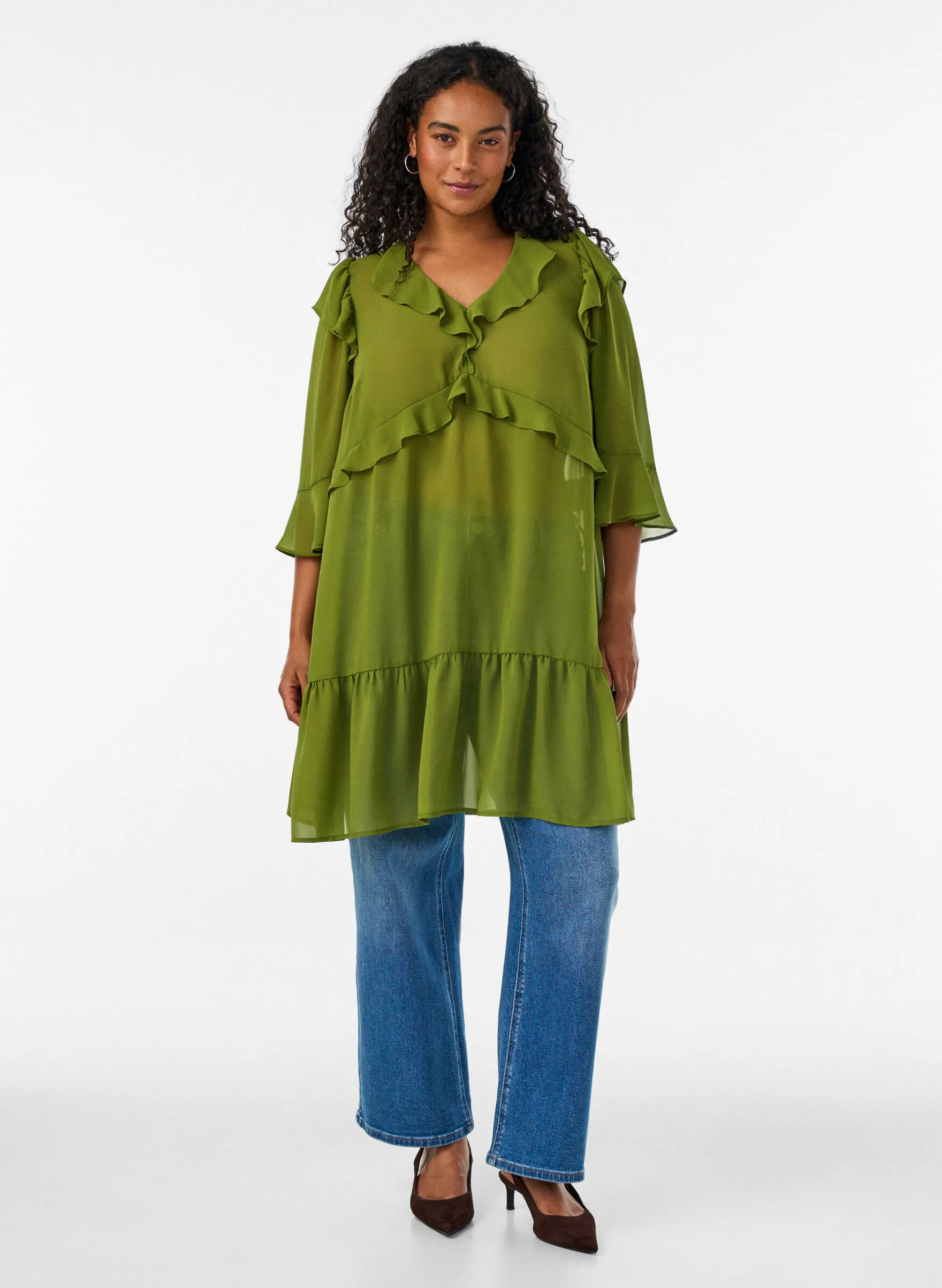 Leichtes Kleid mit Rüschen und V-Ausschnitt