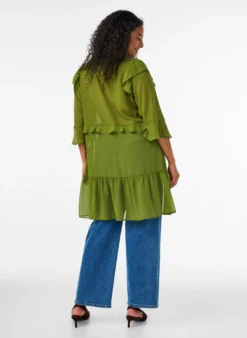 Leichtes Kleid mit Rüschen und V-Ausschnitt