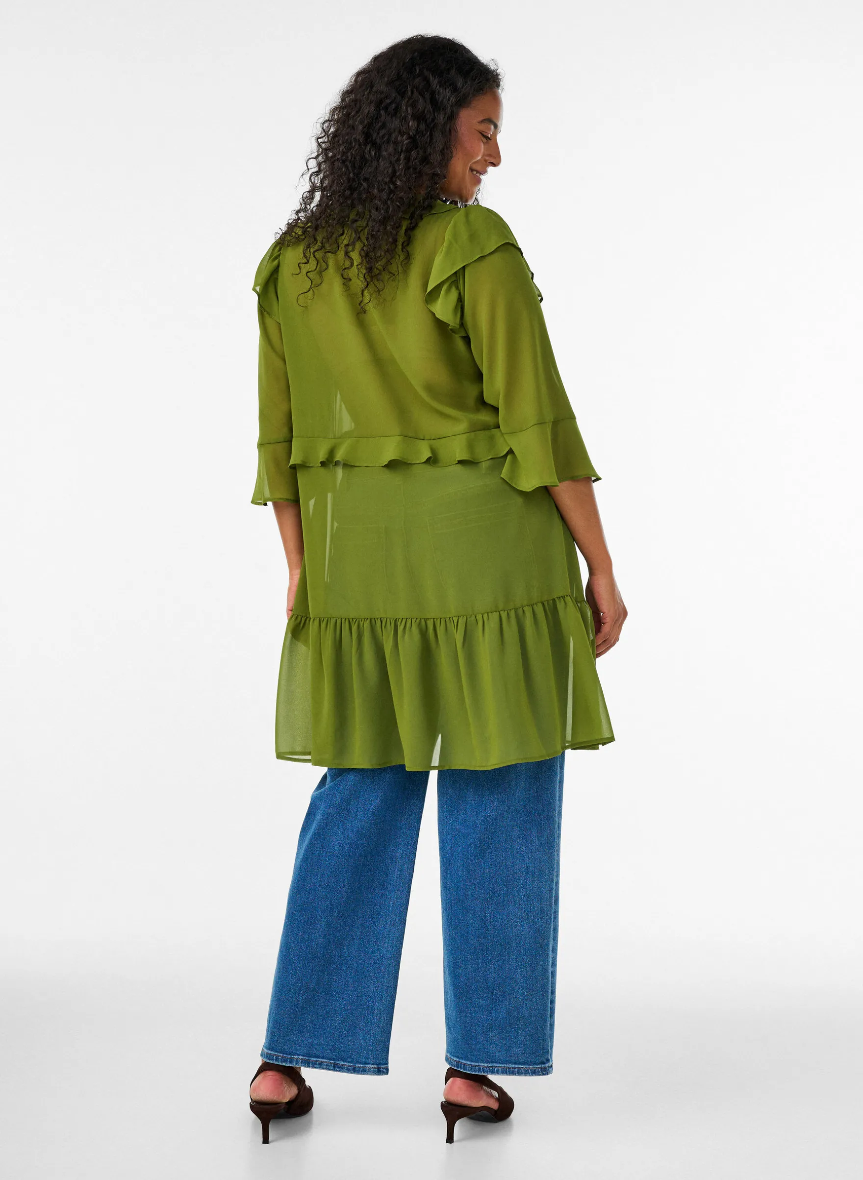 Leichtes Kleid mit Rüschen und V-Ausschnitt