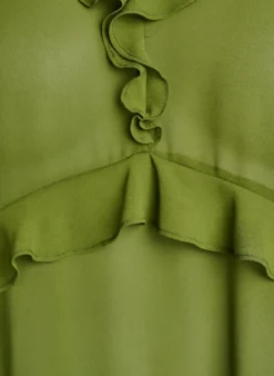 Leichtes Kleid mit Rüschen und V-Ausschnitt