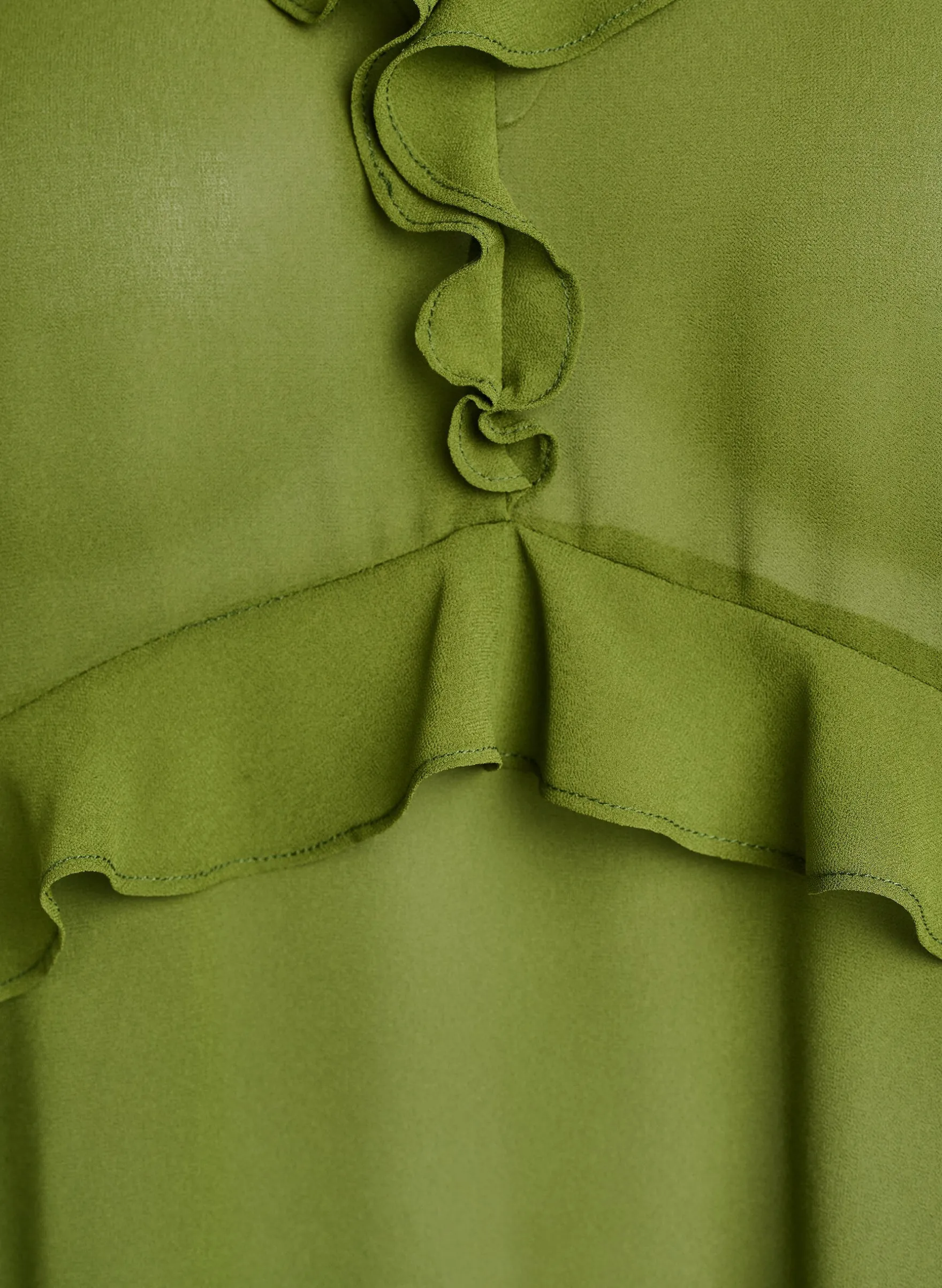 Leichtes Kleid mit Rüschen und V-Ausschnitt